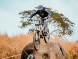 Brasileiro de Downhill 2026: Roger Vieira quebra recorde da pista e Nara Faria conquista o tricampeonato nacional