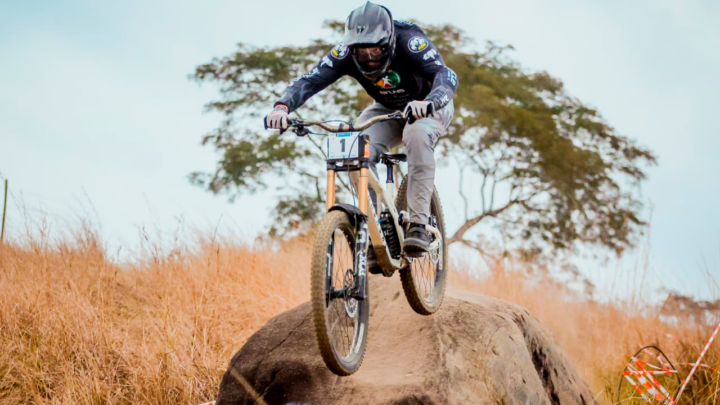 Brasileiro de Downhill 2026: Roger Vieira quebra recorde da pista e Nara Faria conquista o tricampeonato nacional